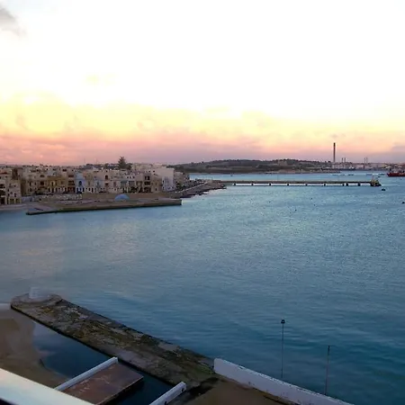 Water's Edge Hotel 3*