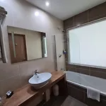 Hotel Water's Edge 2*