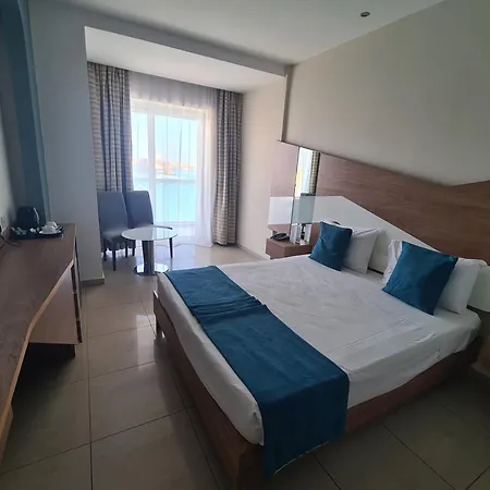 Hotel Water's Edge 2*