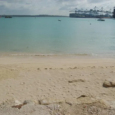 Water's Edge ホテル