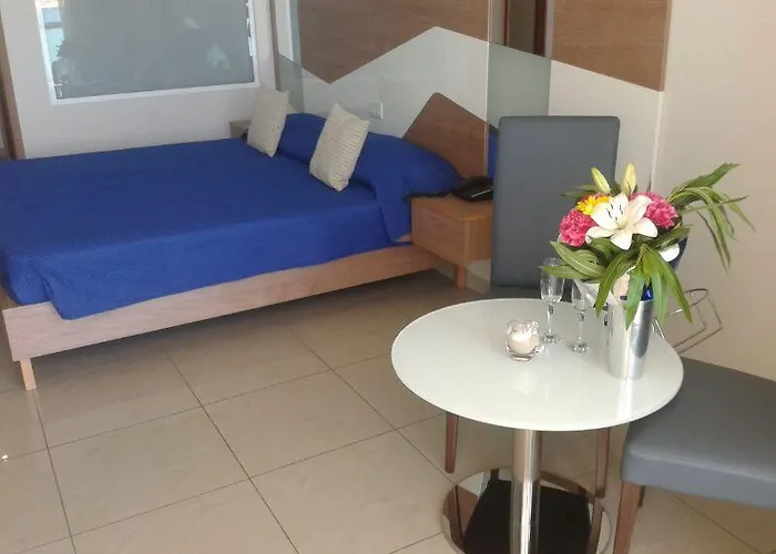 Water's Edge Hotel 2*