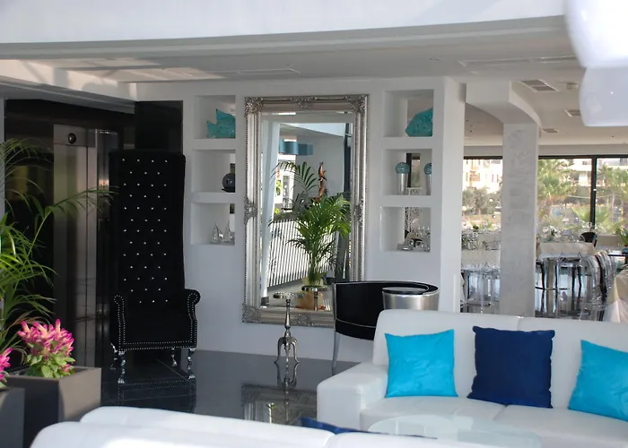 Water's Edge Hotel 2*