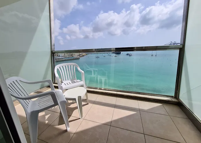 Water's Edge Hotel 2*