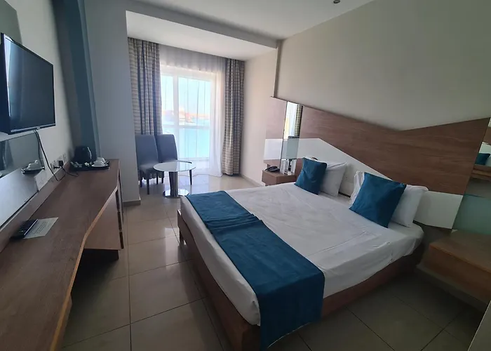 Hotel Water's Edge 2*