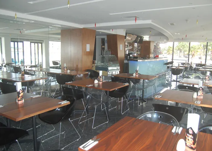 Water's Edge Hotel 2*